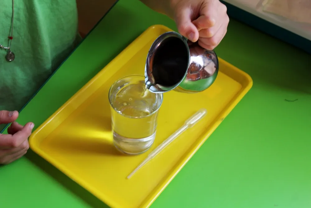 Eksperymenty z napięciem powierzchniowym dla dzieci