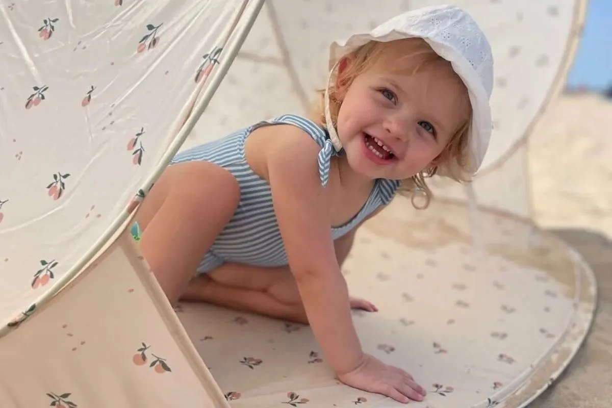 dziecko zabawy na plaży Grecja namiot UV