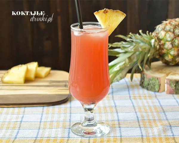 kolorowe drinki z ananasem na stole