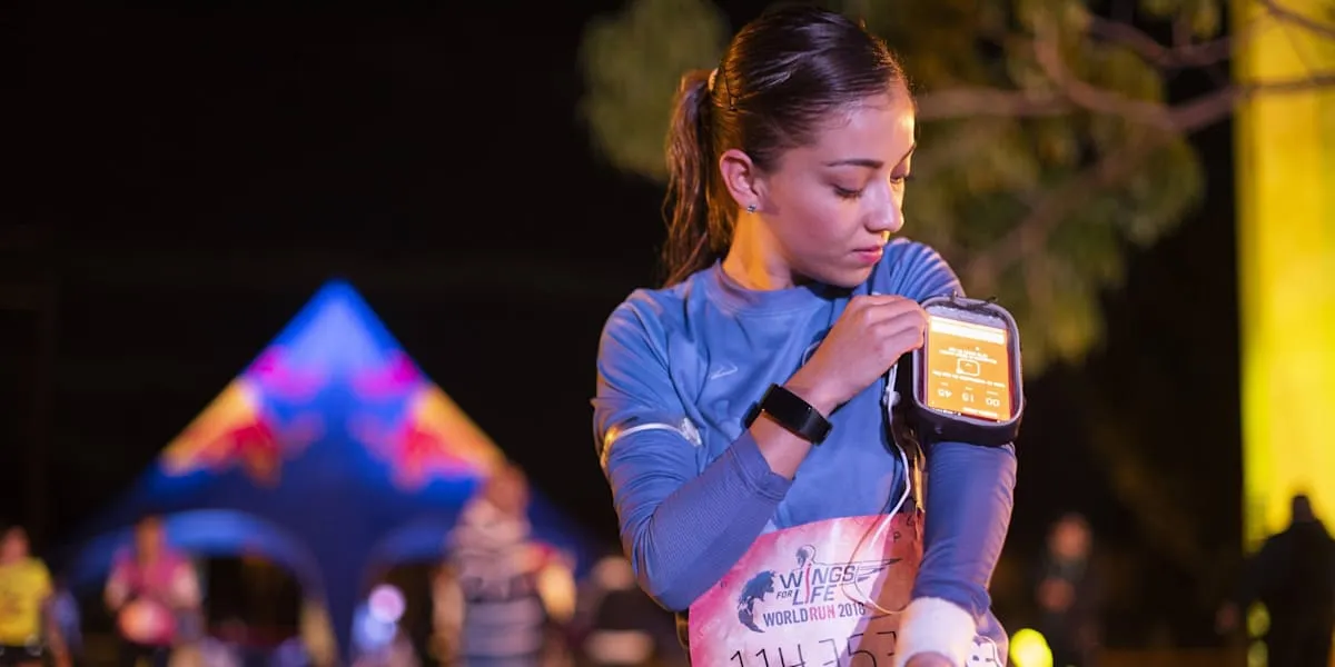 różne sposoby noszenia telefonu podczas biegania