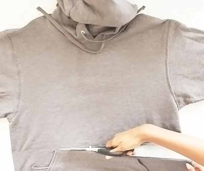 Crop top z bluzy z kapturem DIY