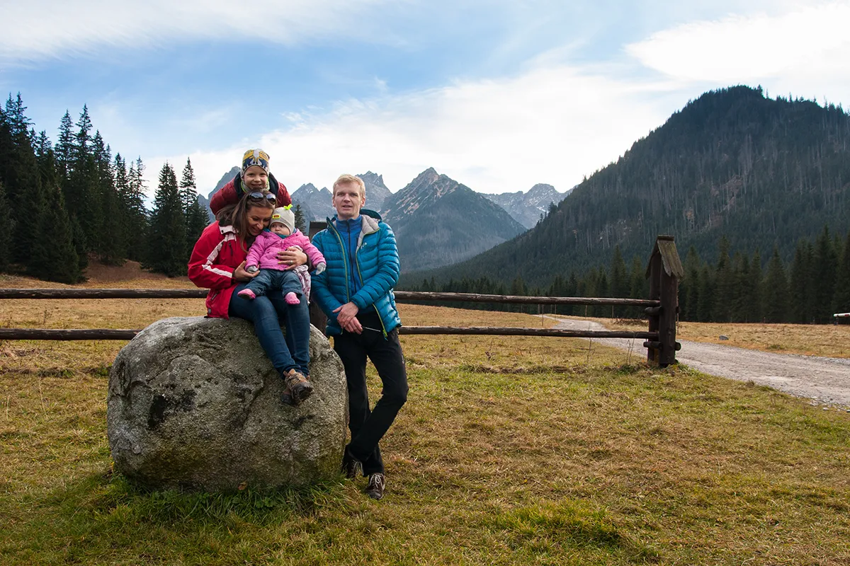 Rodzina z dzieckiem na szlaku g&oacute;rskim z wyciągiem krzesełkowym
