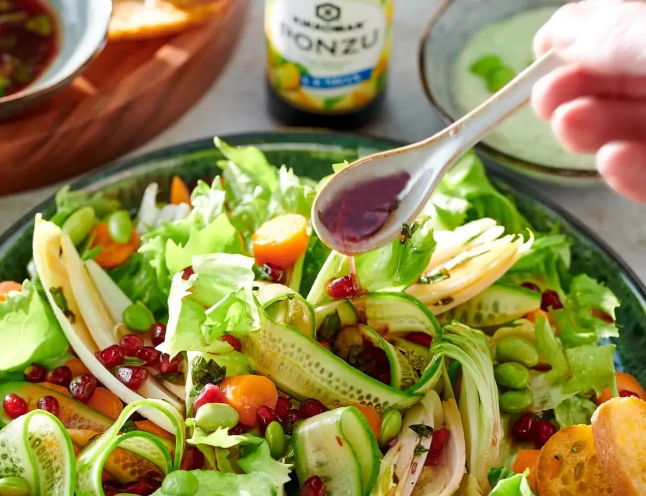 Sos sojowy do czego? Do tej pysznej, kolorowej sałatki z ogórkiem, edamame i granatem. Idealny dodatek!