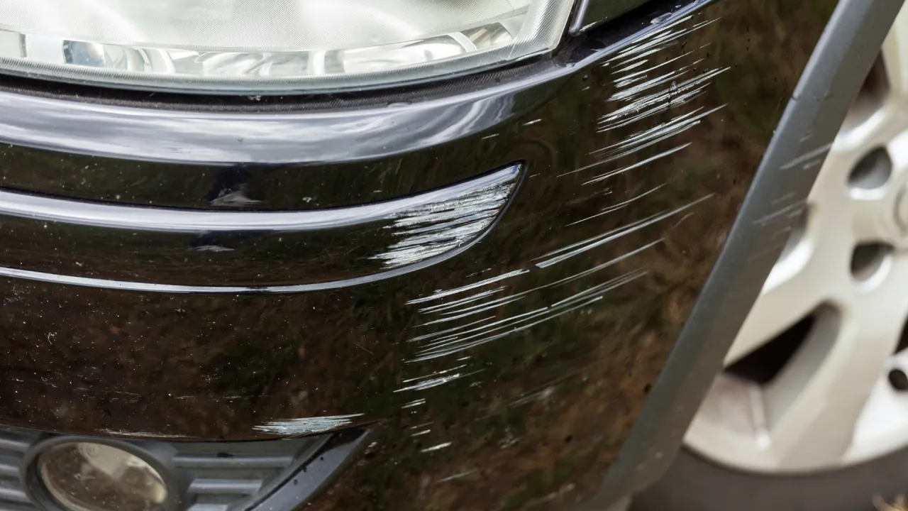 r&oacute;żne uszkodzenia zderzaka samochodu