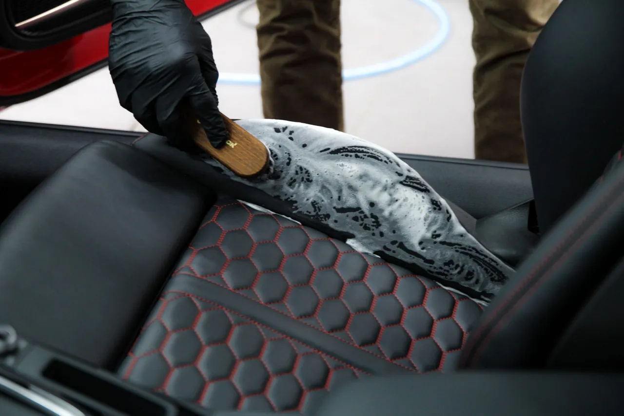 czyszczenie tapicerki sk&oacute;rzanej samochodu