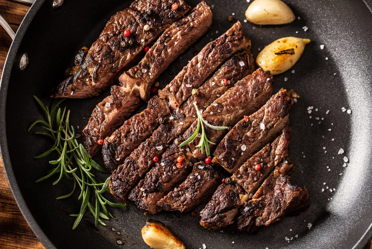 mokry stek na patelni