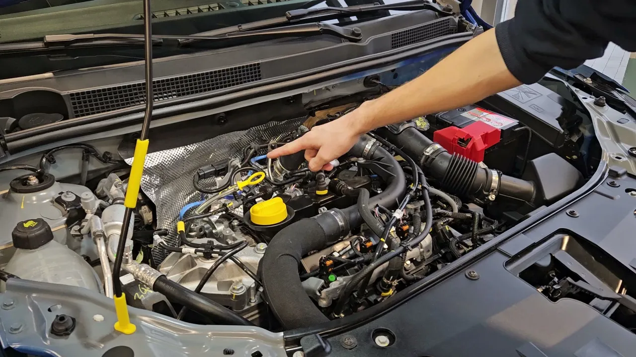 Odkrywamy, co można znaleźć pod maską samochodu 96: silnik, akumulator i mnóstwo przewodów.