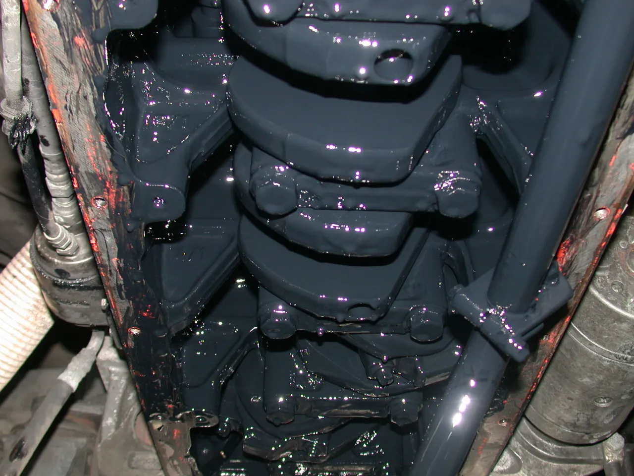 Zanieczyszczony silnik samochodowy przed i po czyszczeniu płukanką