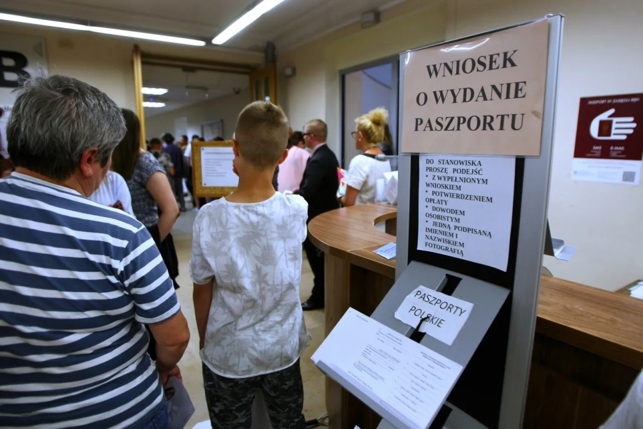 osoba odbierająca paszport w urzędzie
