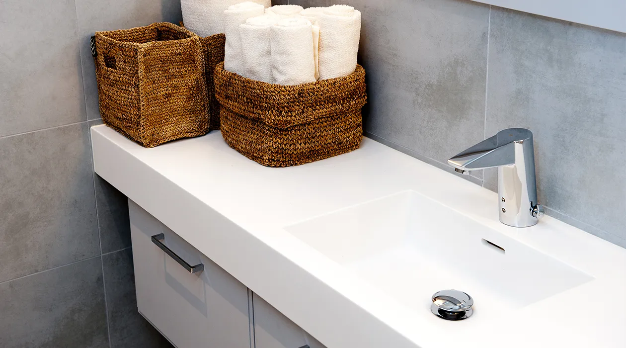 blat łazienkowy konglomerat inspiracje aranżacje