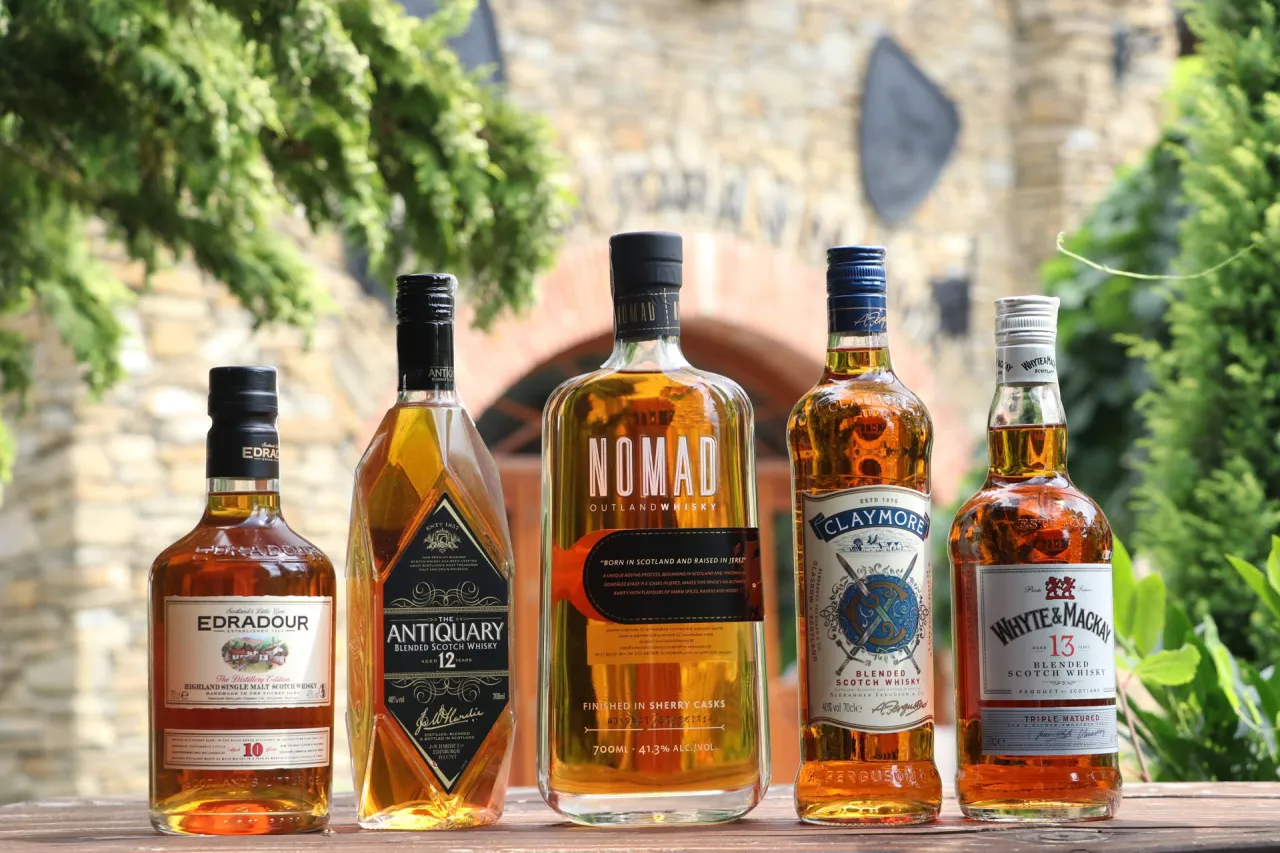 r&oacute;żne rodzaje butelek whisky do drink&oacute;w
