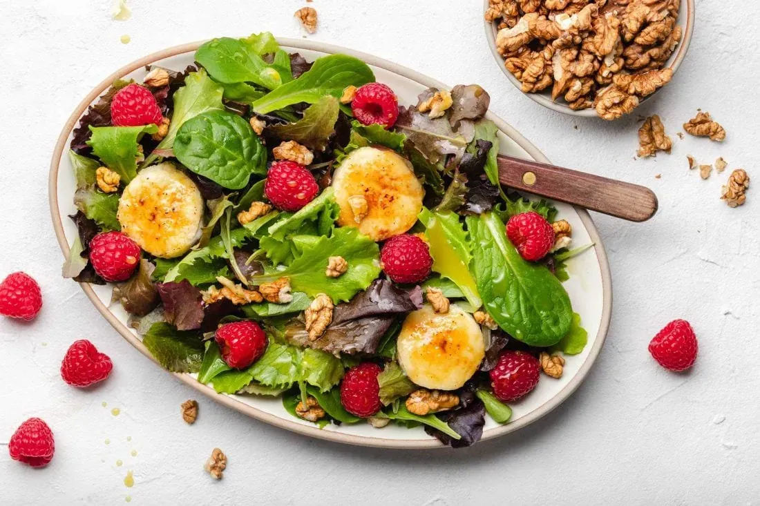 Zutaten f&uuml;r Ziegenk&auml;se-Salat wie Feigen, N&uuml;sse, Beeren