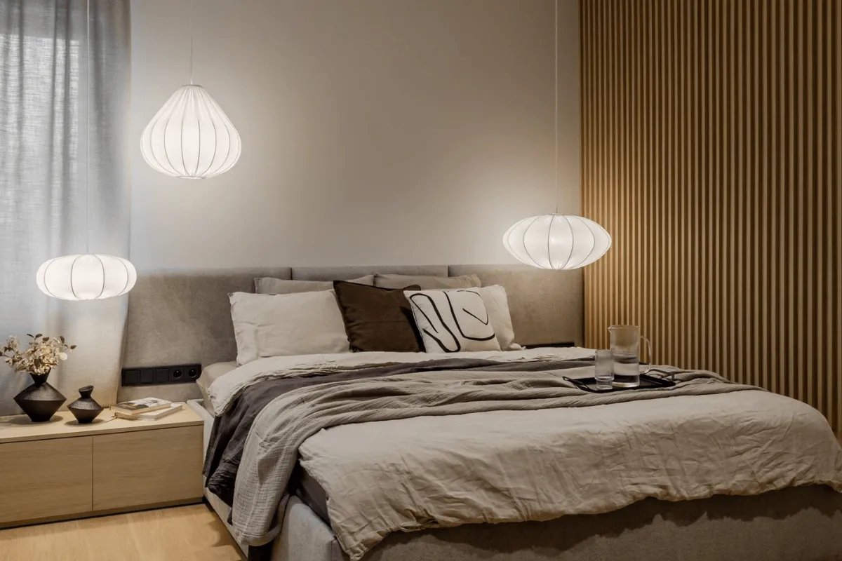 Sypialnia w stylu skandynawskim z naturalnymi zasłonami