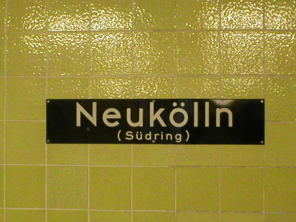 Berliner U-Bahn Schild gelb an einer Station