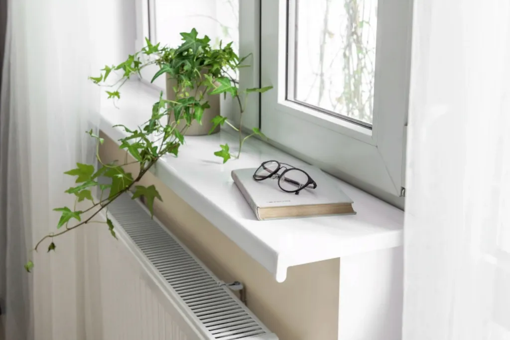 r&oacute;żne materiały parapet&oacute;w wewnętrznych do białych okien