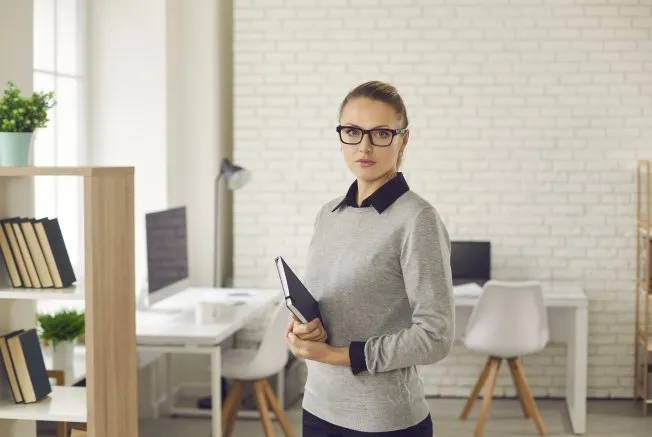 nauczycielka popełniająca błędy w dokumentach