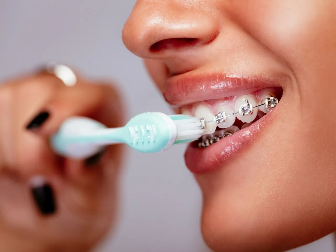 szczoteczka soniczna dla wrażliwych dziąseł i aparatu ortodontycznego