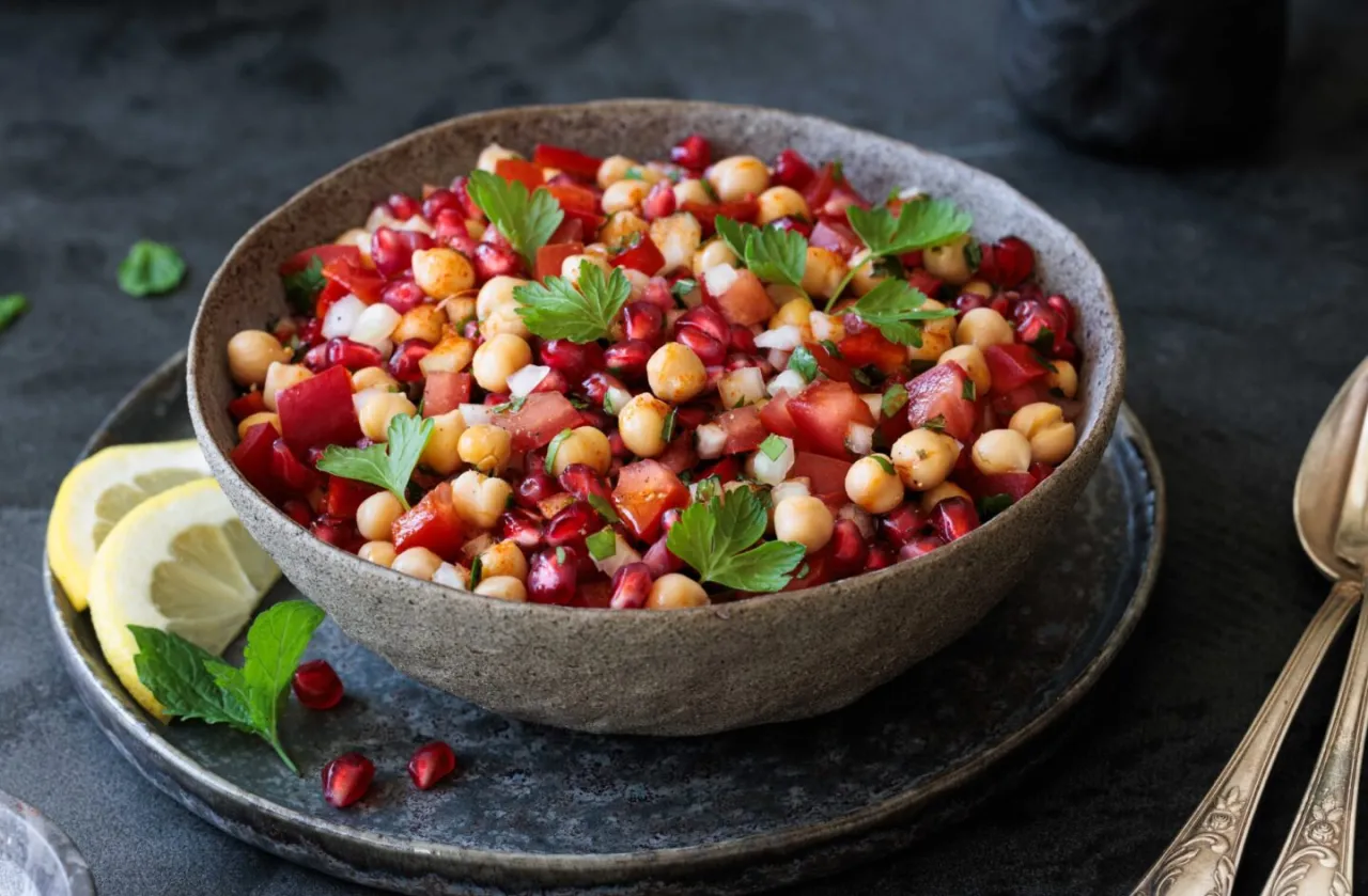 appetitlicher Kichererbsensalat in einer Sch&uuml;ssel serviert