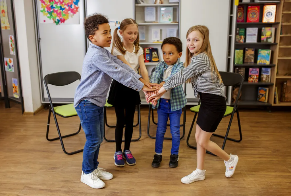 dzieci i młodzież na zajęciach z pedagogiem, różnorodne aktywności