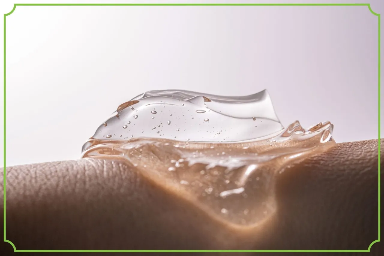 kwas hialuronowy wiąże wodę grafika