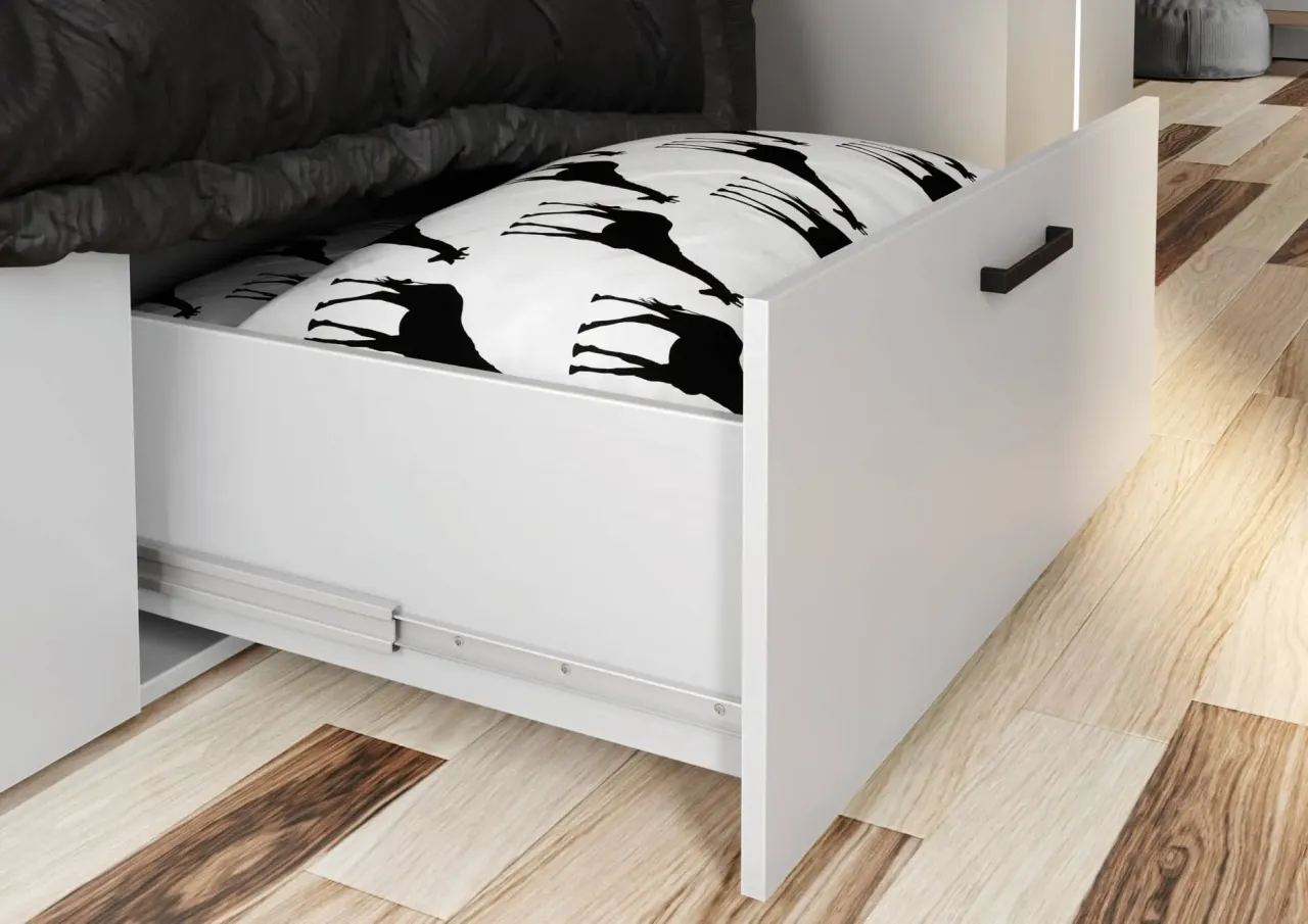 Biała szuflada z poduszką w żyrafy, wysuwana na montaż prowadnic kulkowych.