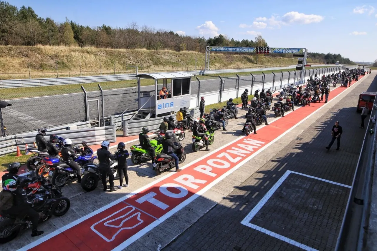 Motocyklista na malowniczej drodze w Wielkopolsce