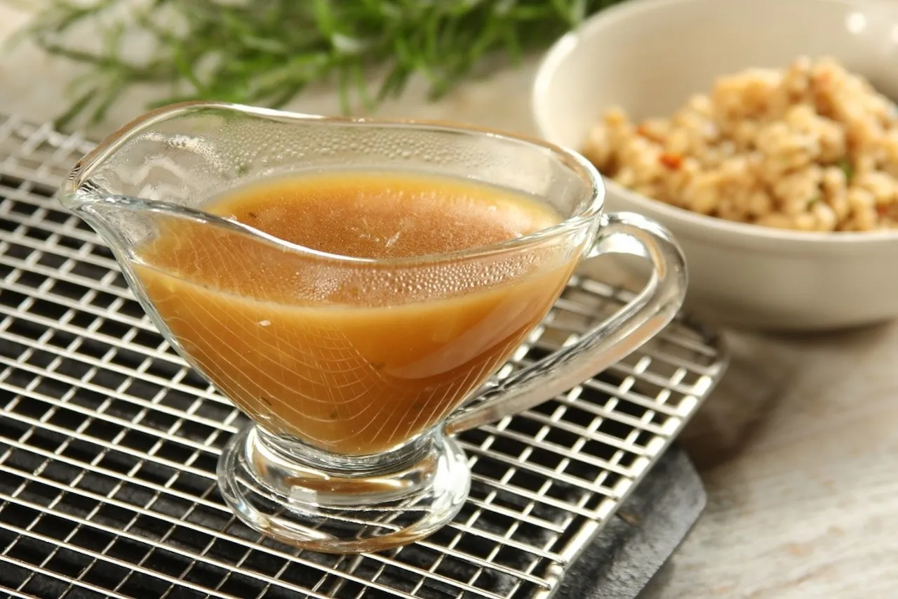 Sos mięsny w sosjerce, idealny do potraw. Zastanawiasz się, jakie przyprawy do sosu mięsnego? Zioła i pieprz nadadzą mu głębi smaku.