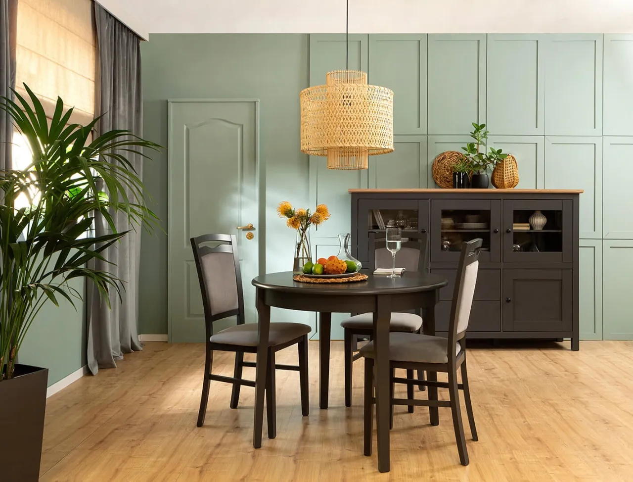 różne krzesła przy okrągłym stole aranżacje