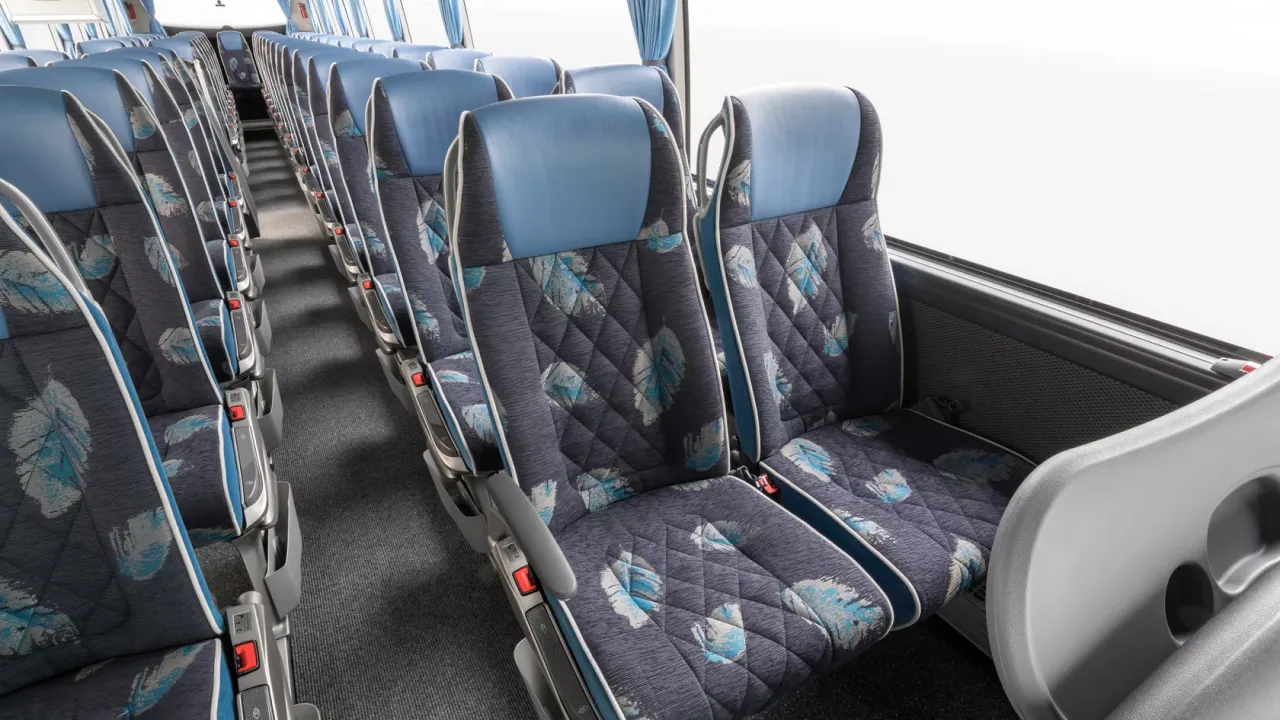 wnętrze autokaru turystycznego z wyposażeniem