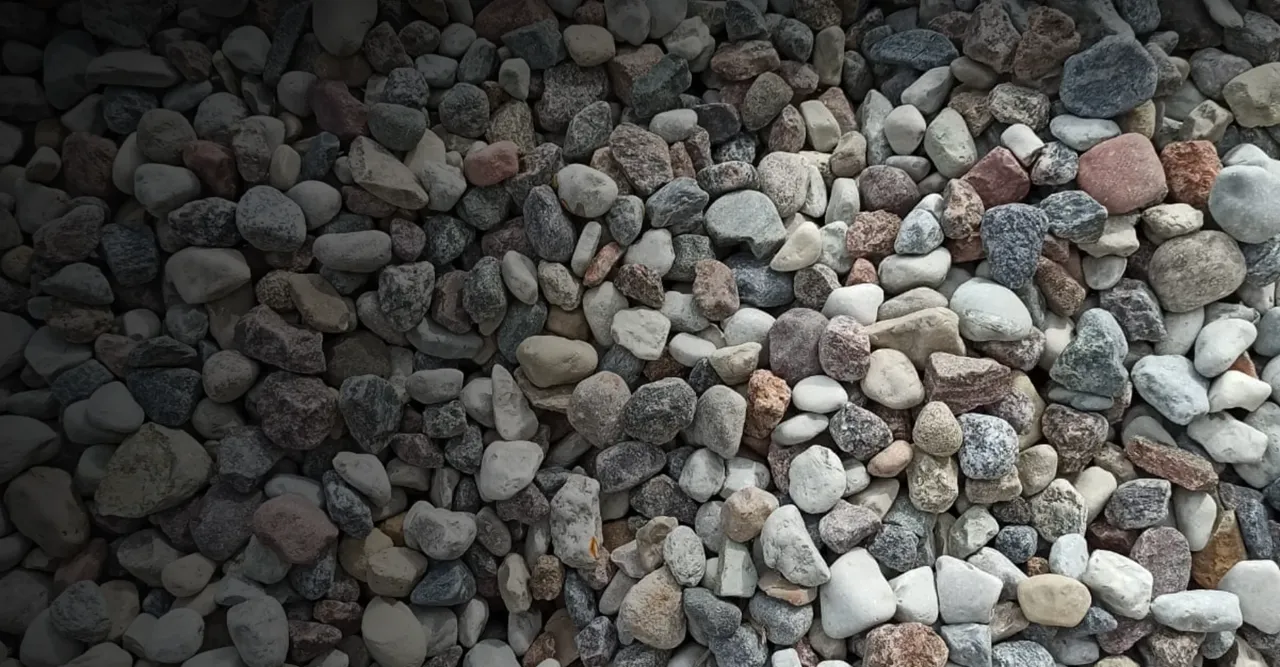 Mnóstwo kamieni, idealny żwir do betonu, w różnych odcieniach szarości, bieli i brązu.