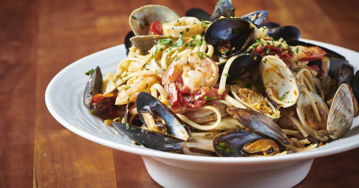 Pâtes aux fruits de mer avec zeste de citron et persil