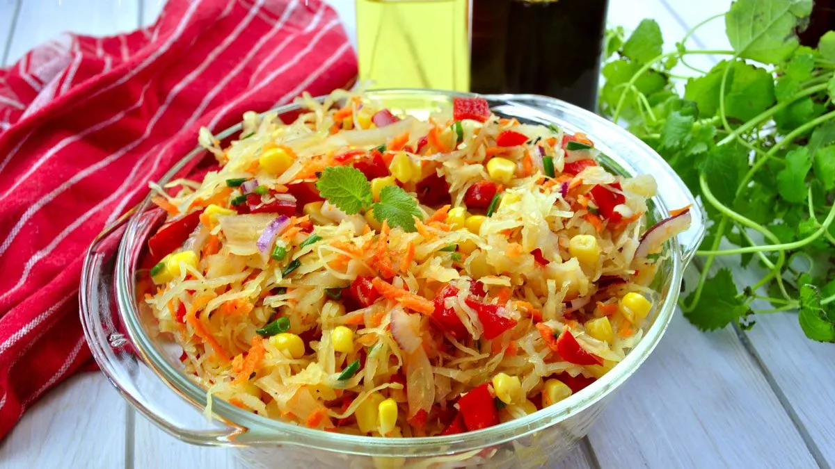 r&oacute;żne warianty sałatki z kiszonej kapusty