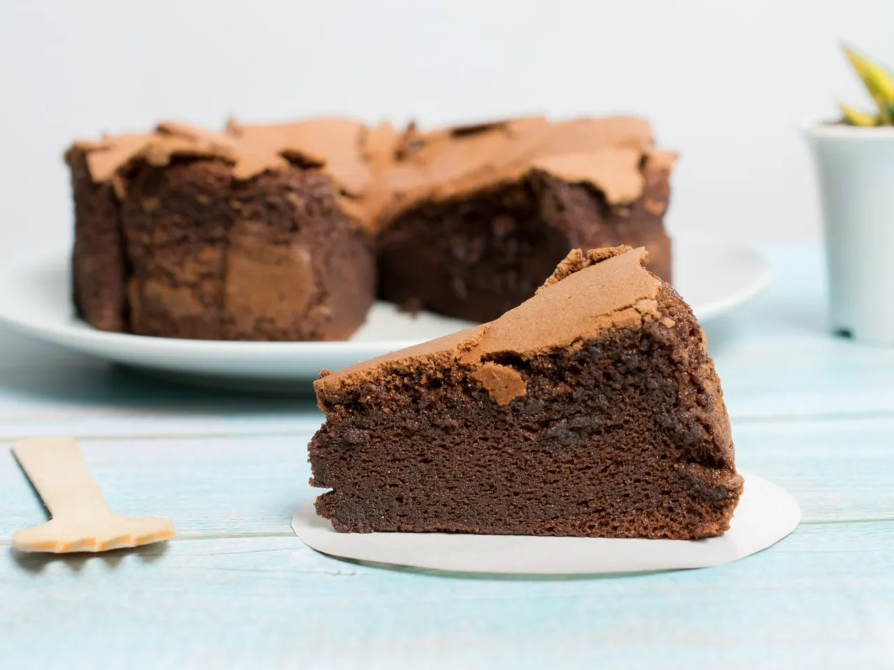 serwowanie ciasta czekoladowego bez mąki