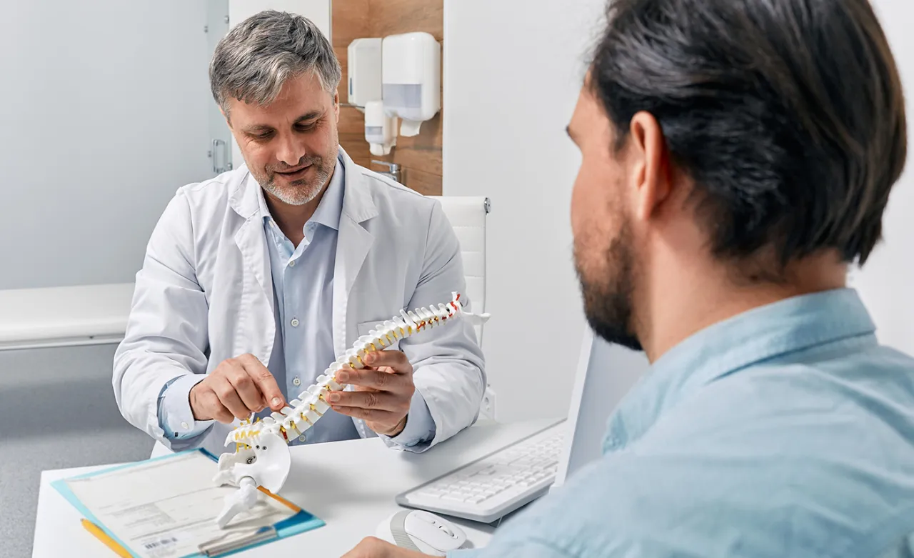 Mężczyzna 50+ w gabinecie lekarskim