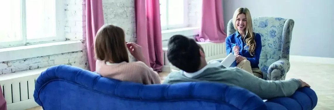 pracownik socjalny wizyta domowa rozmowa z rodziną