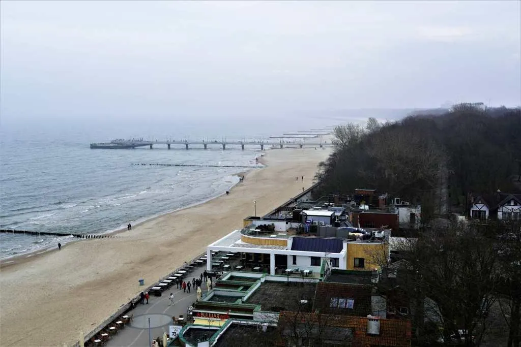 Molo w Kołobrzegu widok z plaży