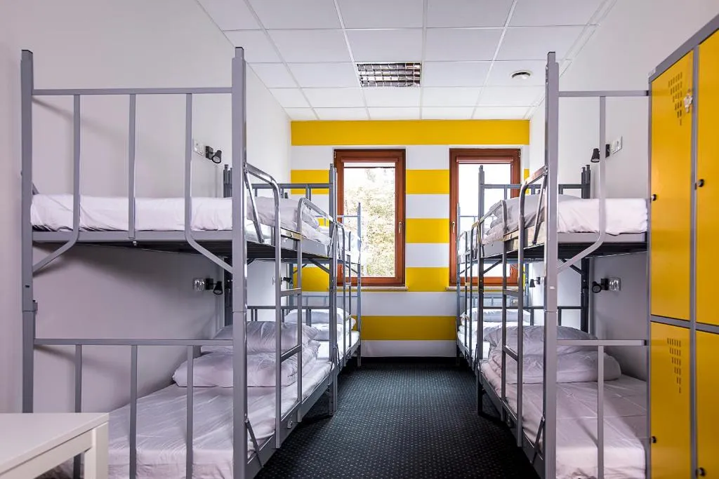 pokój wieloosobowy hostel łóżka piętrowe