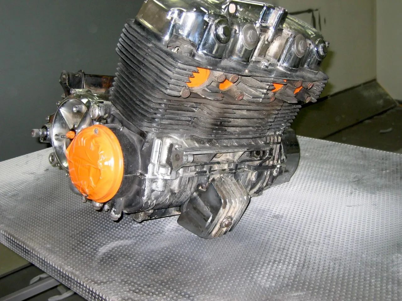 d&eacute;graissage et nettoyage d'un bloc moteur de voiture avant peinture