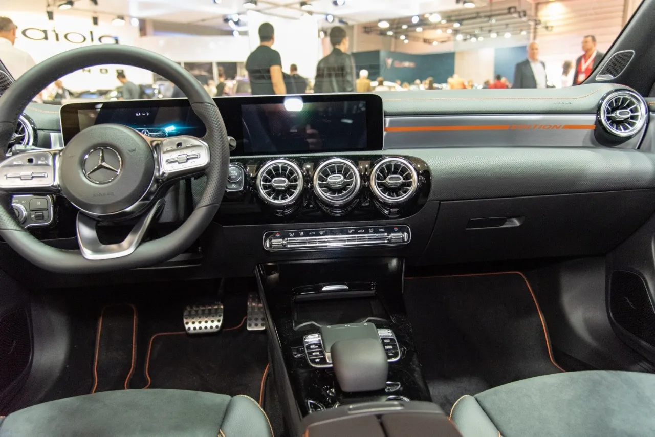 Wnętrze Mercedes CLA Edition z nowoczesną deską rozdzielczą, ekranem multimedialnym i sportową kierownicą.
