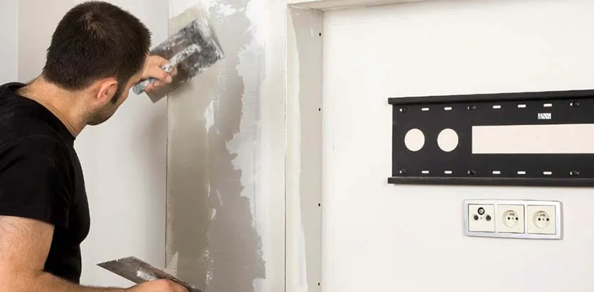 ukryte gniazdka za telewizorem, gniazda rtv na ścianie