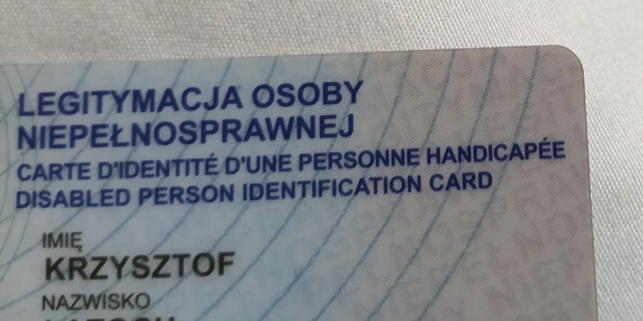 Legitymacja osoby niepełnosprawnej. Zastanawiasz się, ile kosztuje bilet PKP dla osoby niepełnosprawnej? Ta karta uprawnia do zniżek.