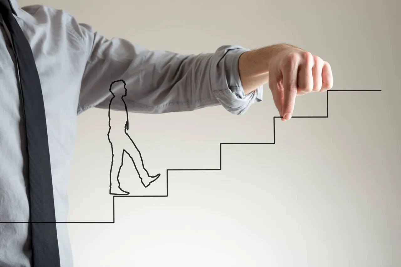 Mężczyzna pracujący nad sobą, rozw&oacute;j osobisty, pewność siebie