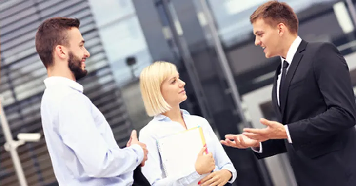 spedytor rozmawia z klientem biuro