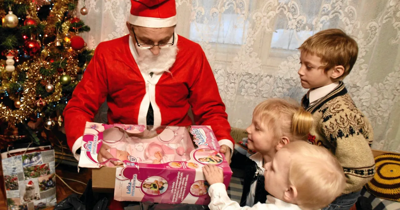 Święty Mikołaj wręcza lalkę Natalii, spełniając marzenia dzieci. To piękna legenda o świętym mikołaju dla dzieci.