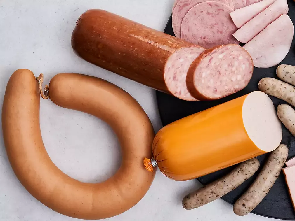 r&oacute;żne rodzaje kiełbasy do parzenia