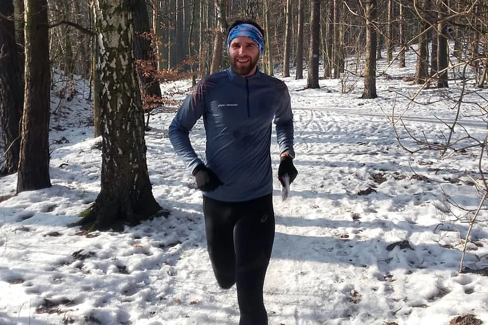 biegacz w zimowym stroju na śniegu