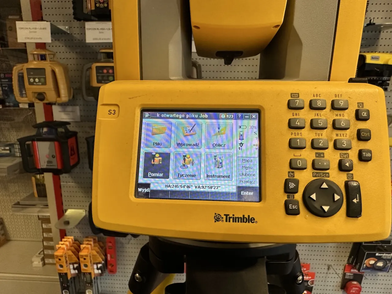 geodeta sprzęt pomiarowy tachimetr GPS