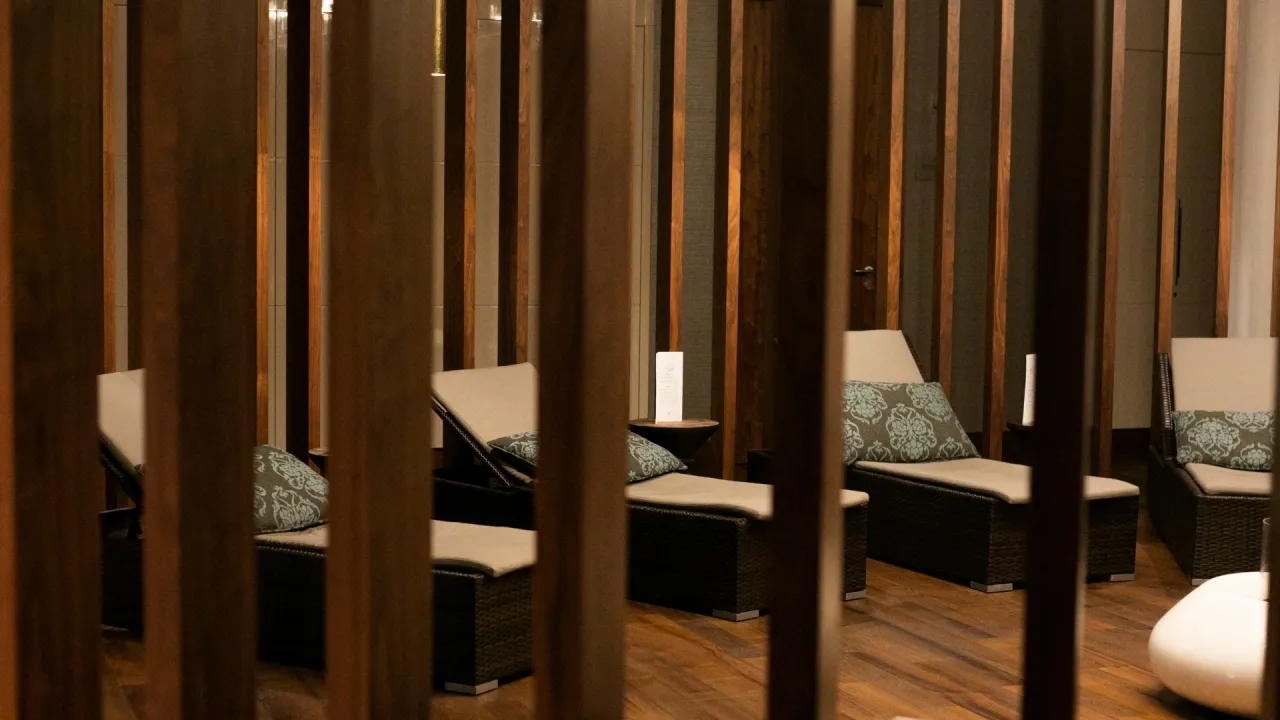 Cennik zabieg&oacute;w spa, luksusowe wnętrze spa, recepcja