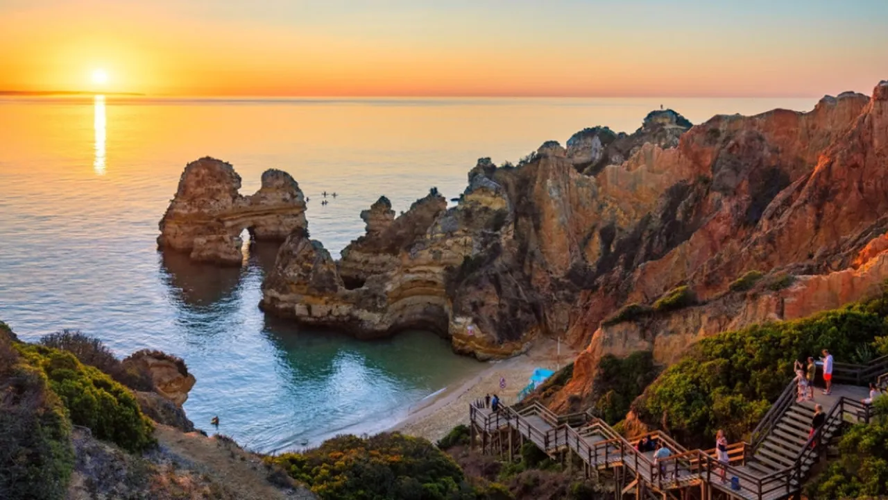 Słoneczne wybrzeże, plaża w Portugalii, krajobraz Hiszpanii