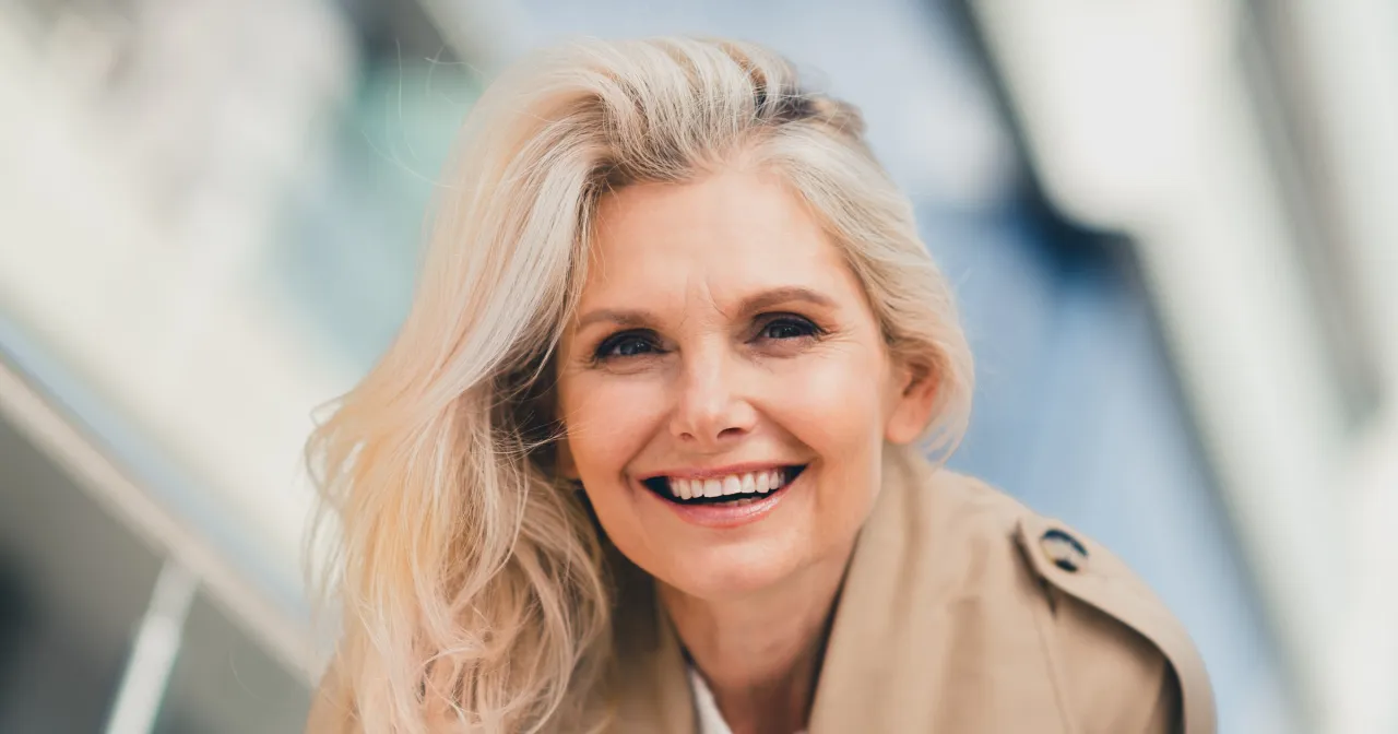 Kobieta aplikująca puder do włosów na nasadę